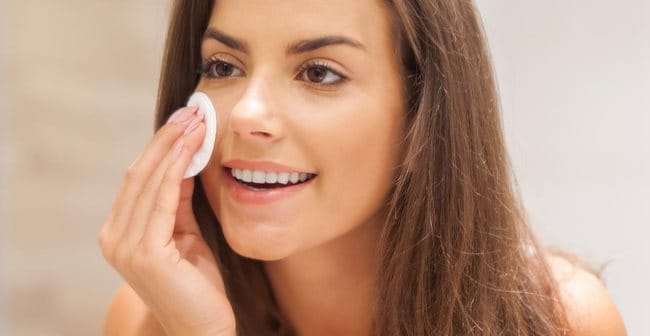 Da nhạy cảm có nên dùng nước tẩy trang?
