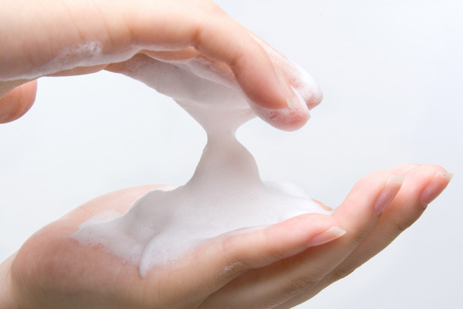 Xoa nhẹ để tạo bọt cho sữa rửa mặt