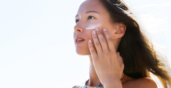 Kem chống nắng giúp hạn chế mất collagen, ngăn chặn quá trình lão hóa da 