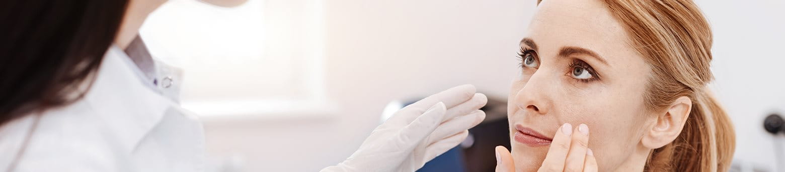 Bőrgyógyász vizsgálja a bőrt