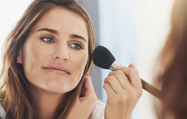 Istruzioni sul make-up per acne: la cipria assorbe il sebo