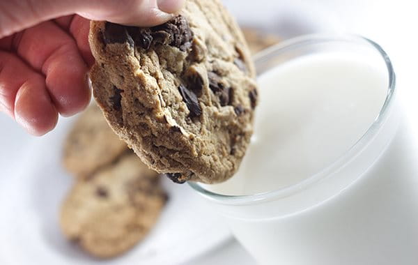 Keks und Glas Milch