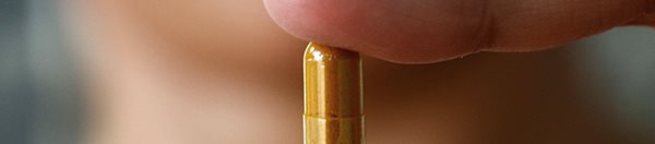 mulher a aplicar creme