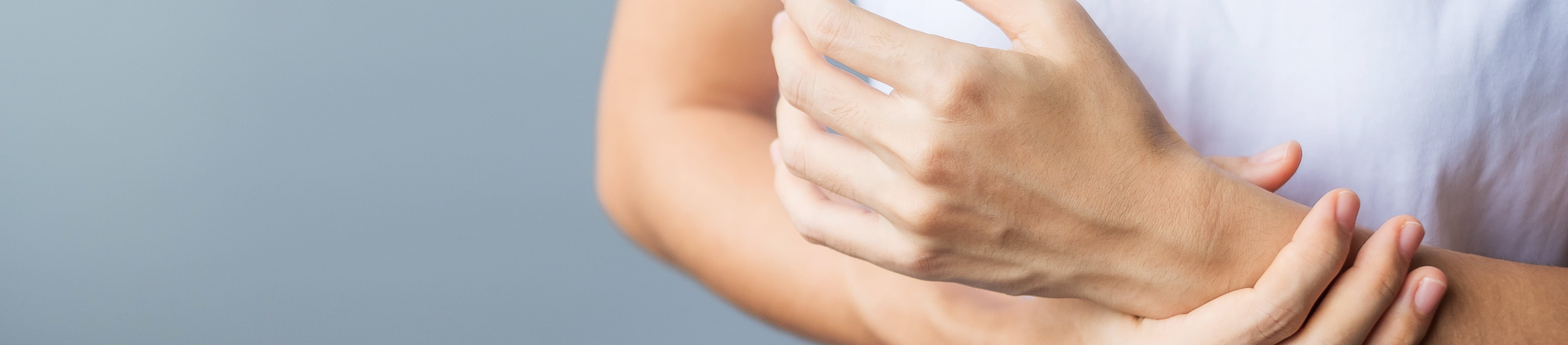 άνδρας που σφίγγει τον πονεμένο καρπό