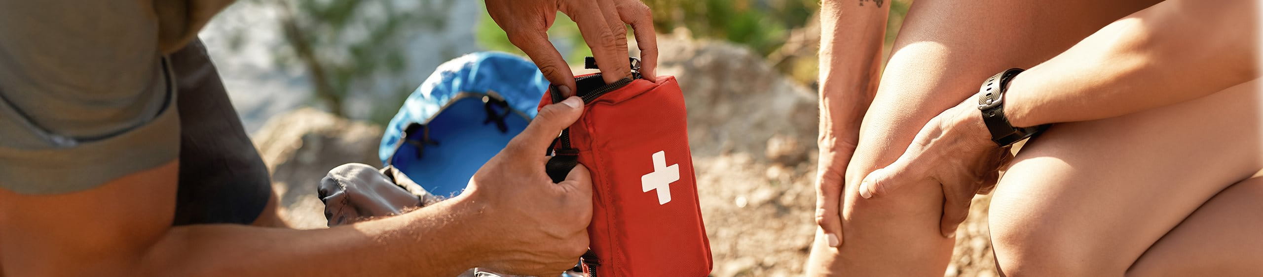 Persona organizando los primeros auxilios