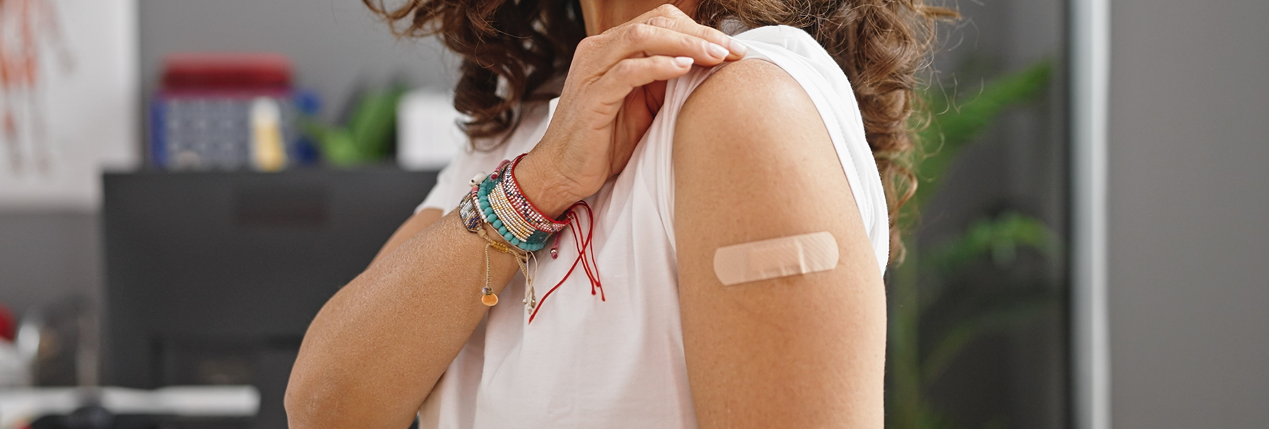 Curitas en una herida en la piel