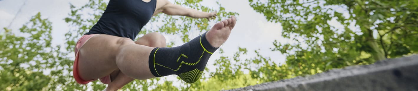 Frau macht einbeinige Kniebeugen