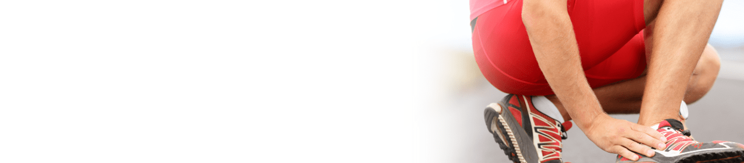 Sportler greift an Knöchel