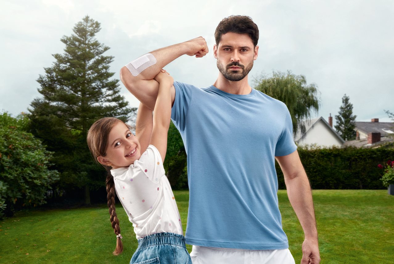 Vater mit Kind und Pflaster