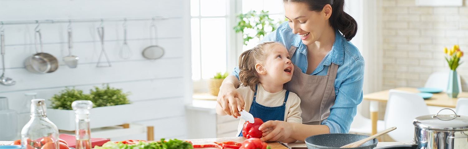 Mutter kocht mit Kind in der Küche