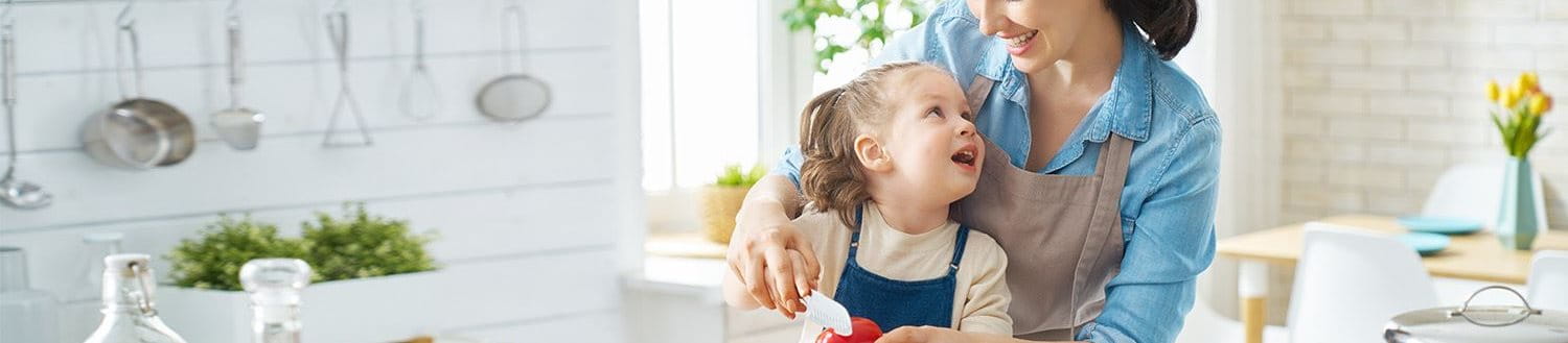 Mutter kocht mit Kind in der Küche