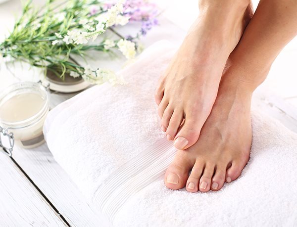 Füße mit Nagelpilz behandeln