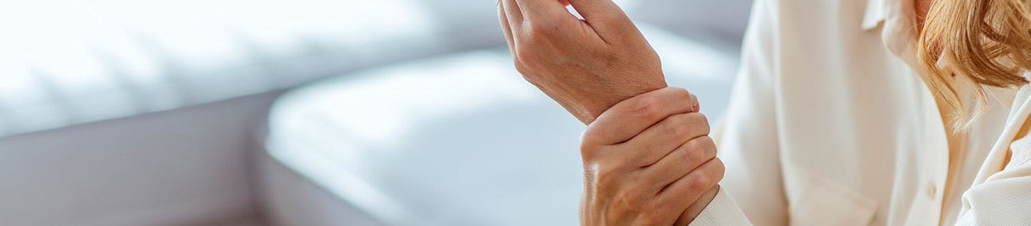 Hand umgreift Handgelenk