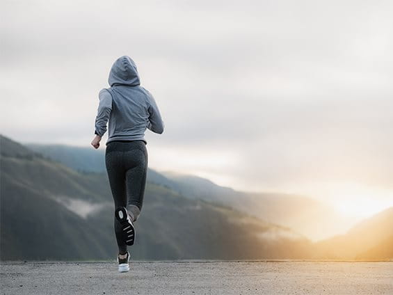 Frau joggt in einem Bergpanorama