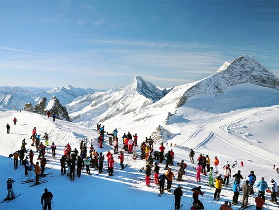Menschen auf einer Skipiste