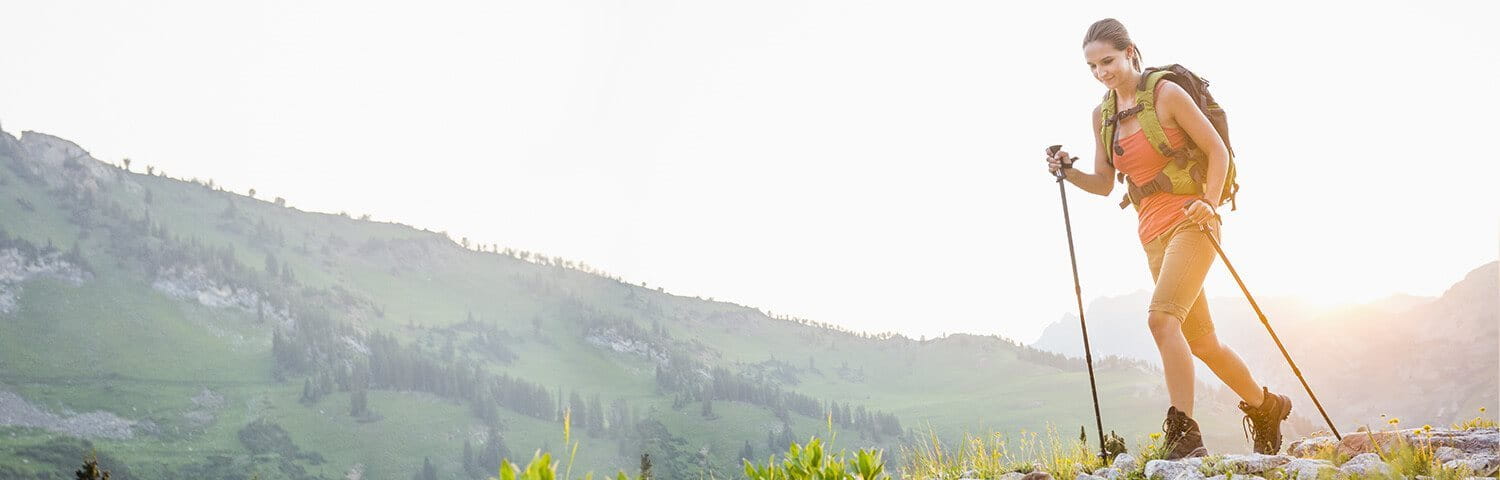 Frau wandert mit Wanderstöcken
