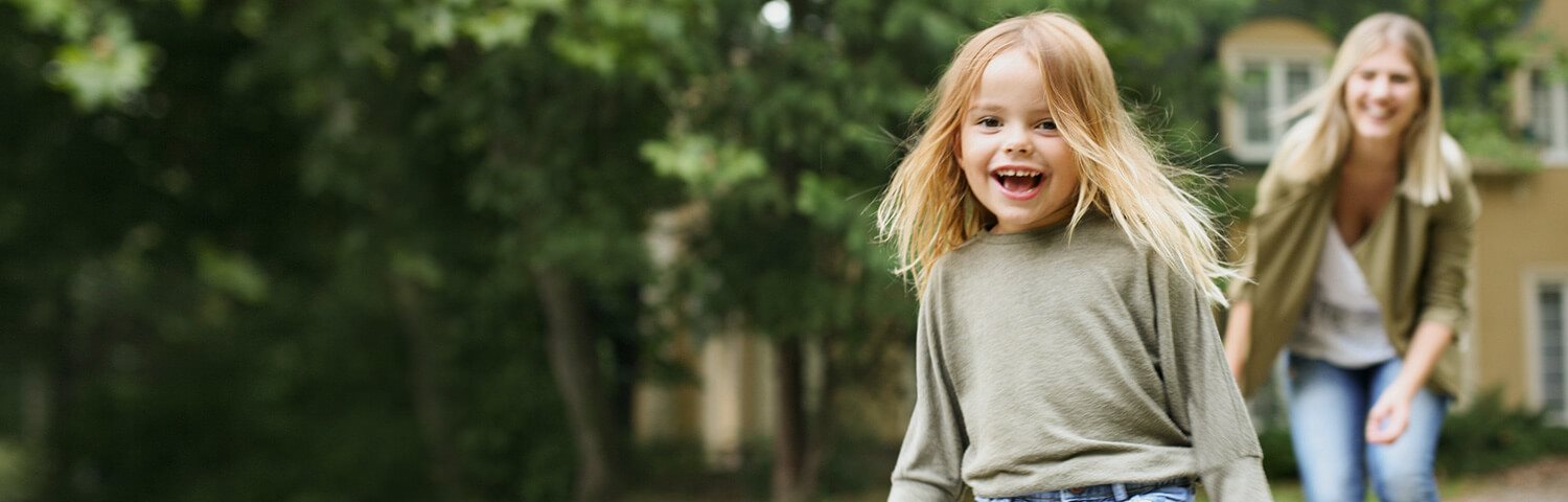 Junges blondes Kind mit blonder Mutter