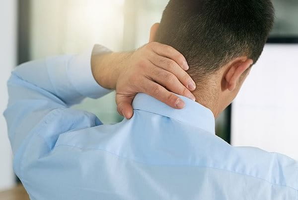 Nackenschmerzen Ursachen erkennen und lösen [+Expertentipp] – Hansaplast