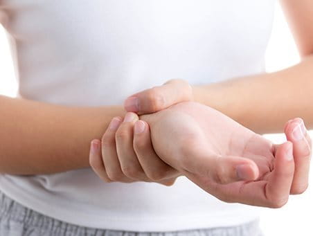 Fissures au bout des doigts: comment les guérir – Hansaplast