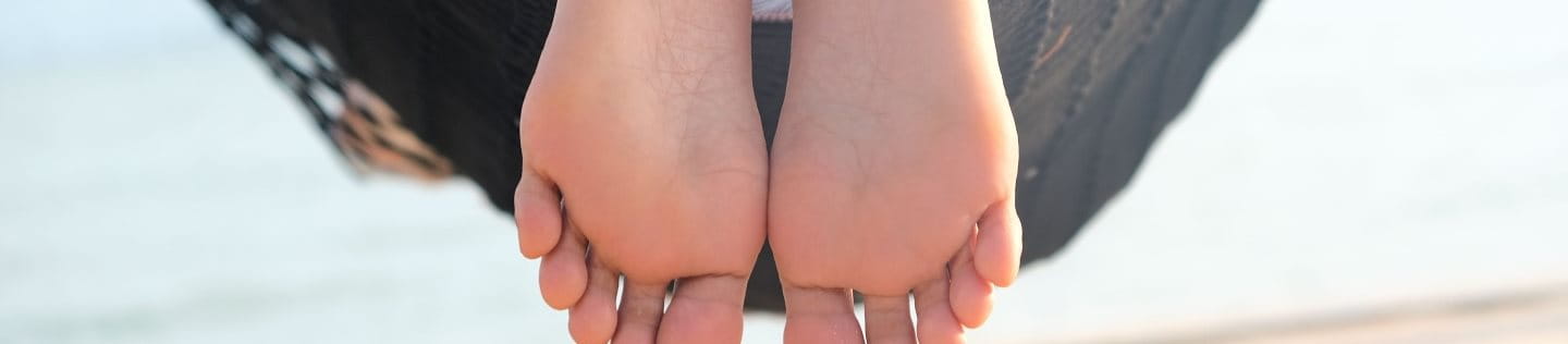 Füsse hängen über die Hängematte