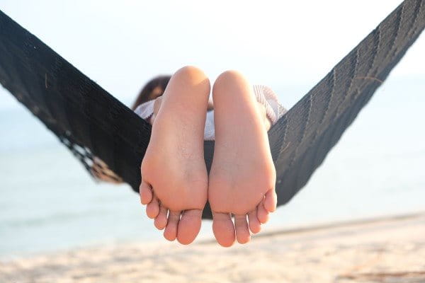 Füsse hängen über die Hängematte