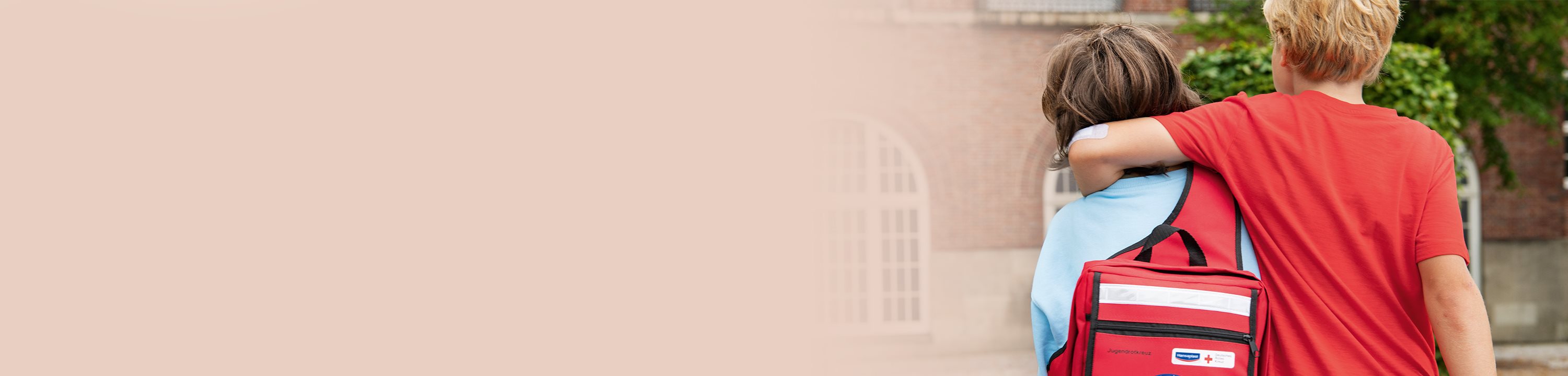 Zwei Kinder mit dem Rücken zugeneigt mit Schultasche 