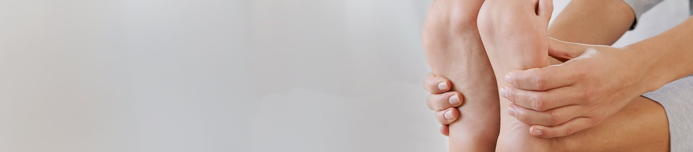 Wie lassen sich trockene und raue Füße pflegen?