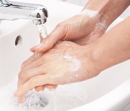 Vorm Versorgen einer Wunde: Hände unter fließendem Wasser waschen