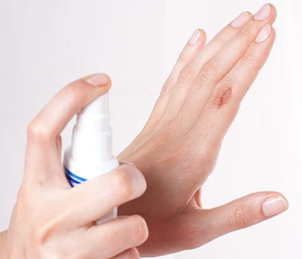Wunde am Finger wird mit Hansaplast Wundspray desinfiziert