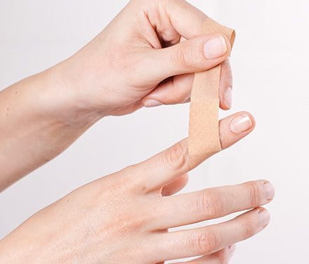 Wunde am Finger wird mit Hansaplast Fingerstrip versorgt