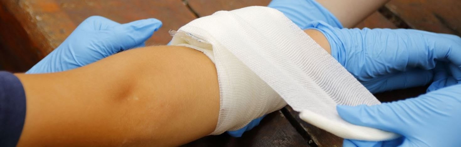 Druckverband wird am Arm angelegt