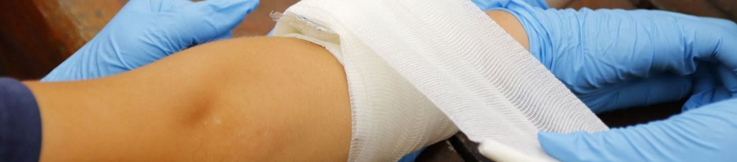 Druckverband wird am Arm angelegt