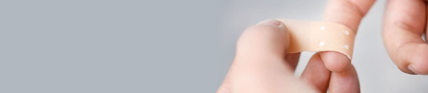 Pflaster auf Schnittwunde am Finger