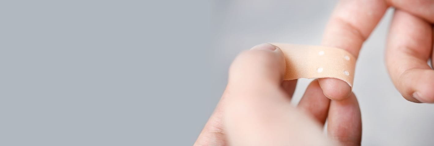 Pflaster auf Schnittwunde am Finger