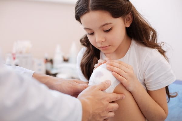 Wunden versorgen beim Kind am Knie