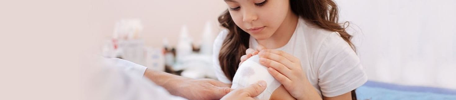 Wunden versorgen beim Kind am Knie