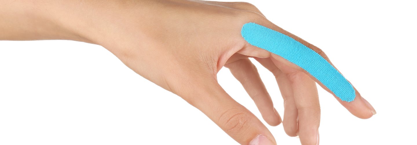 Linker Zeigefinger einer Frau mit blauem Tape