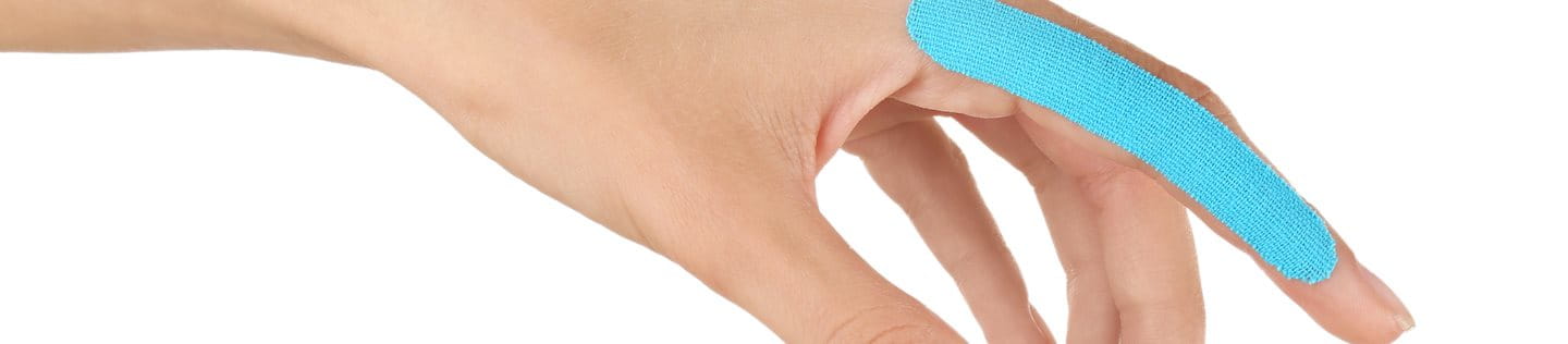 Linker Zeigefinger einer Frau mit blauem Tape