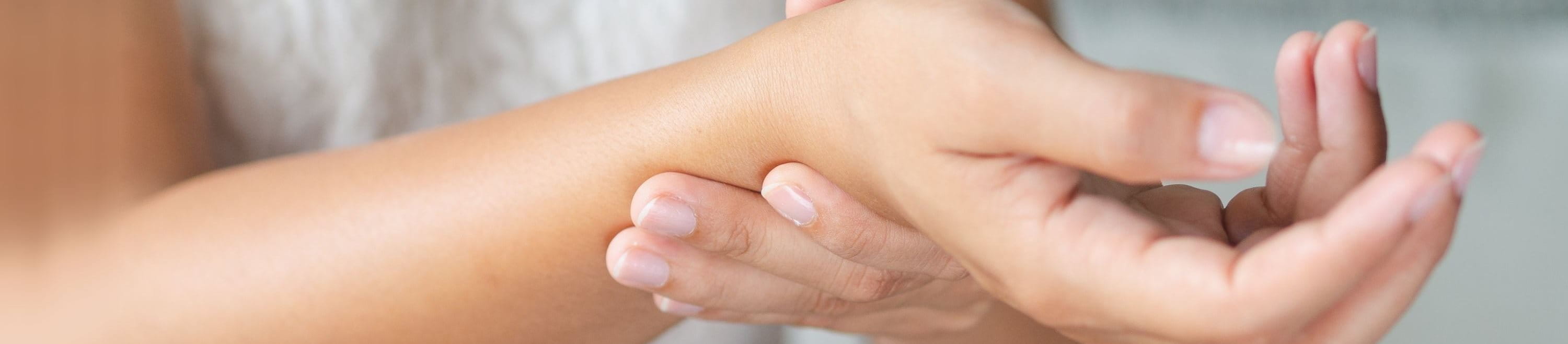 Frau mit Handgelenkschmerzen