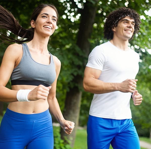 Frau und Mann beim Joggen im Park