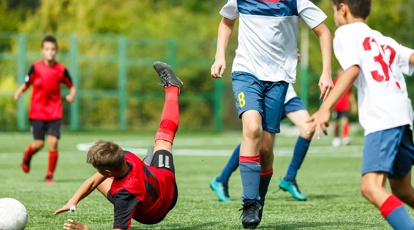 Manfaat P3K untuk mengobati cedera saat anak bermain bola.