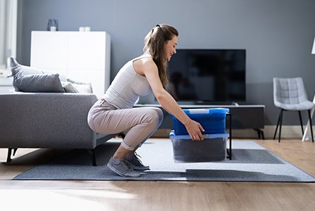 ¿Cómo levantar cosas pesadas sin dolor de espalda?