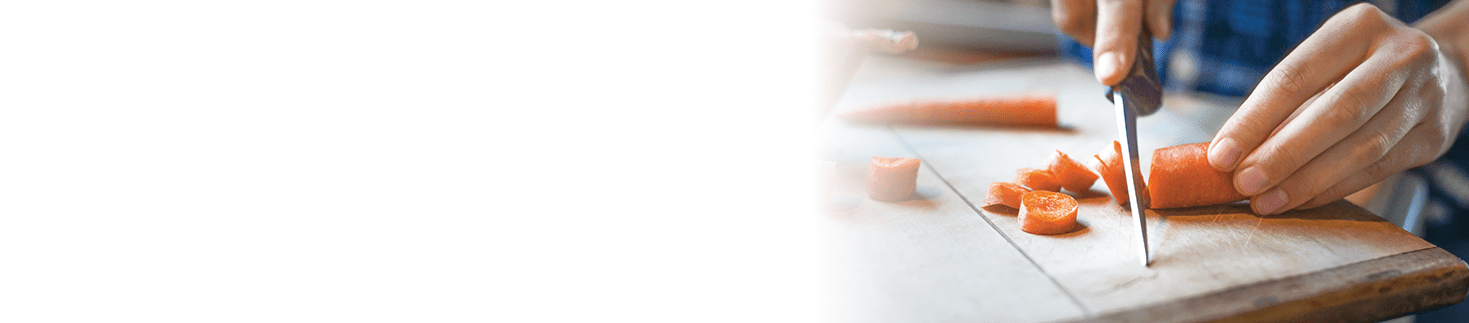 Snijden van groenten op een snijplank