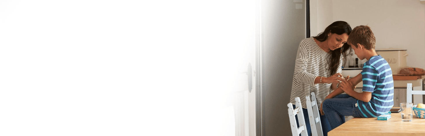 Een vrouw verzorgt de wond van een kind