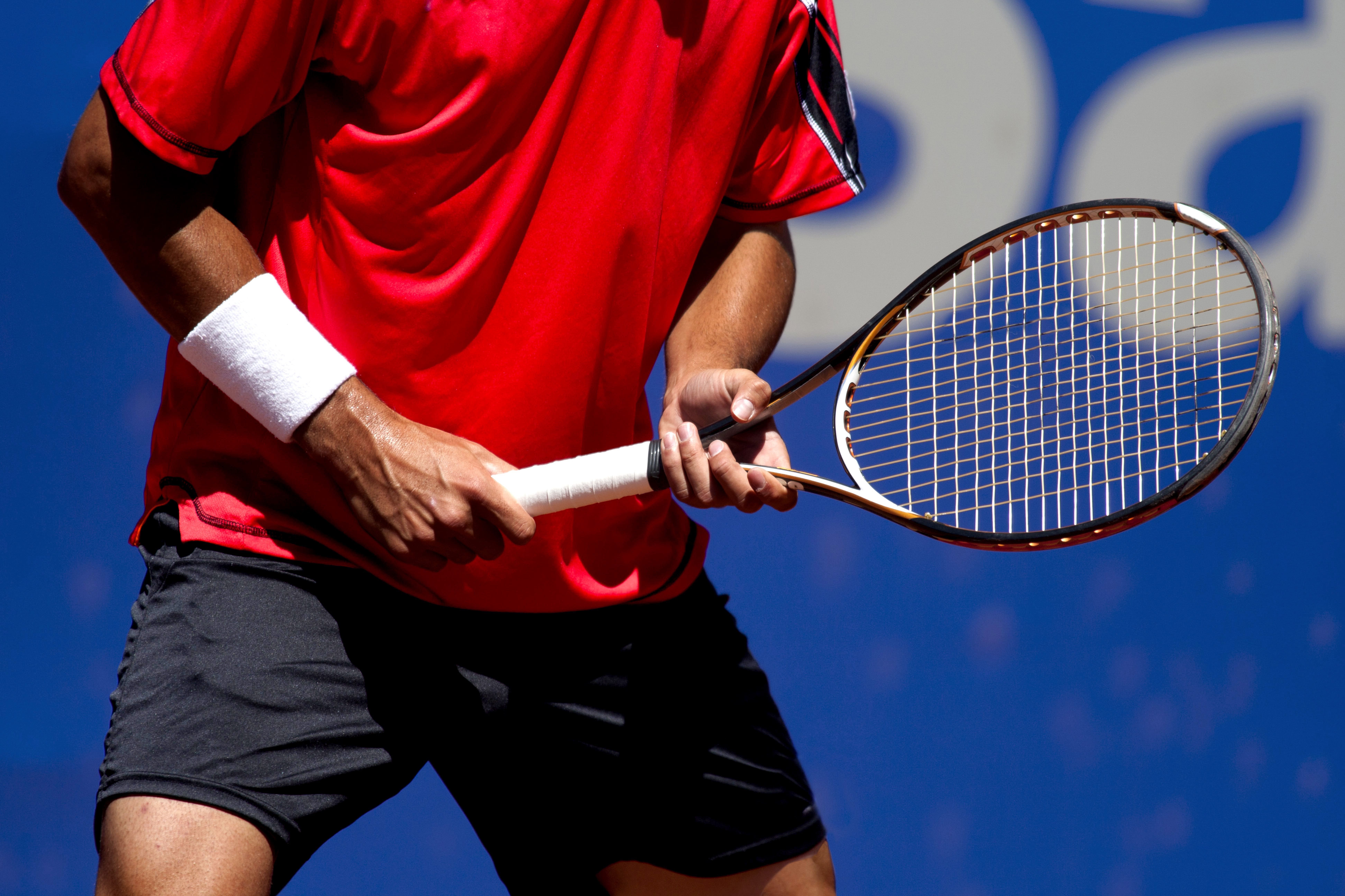 Tennissende man genezen van tenniselleboog - Hansaplast