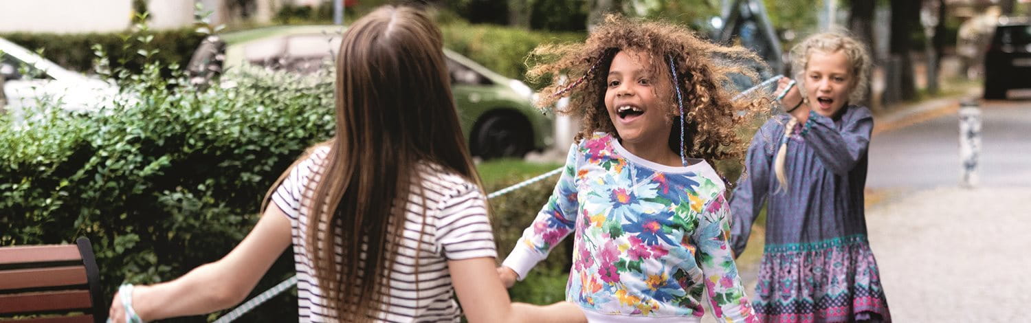 Spelende kinderen op straat