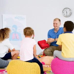 Curitas lleva primeros auxilios a niños