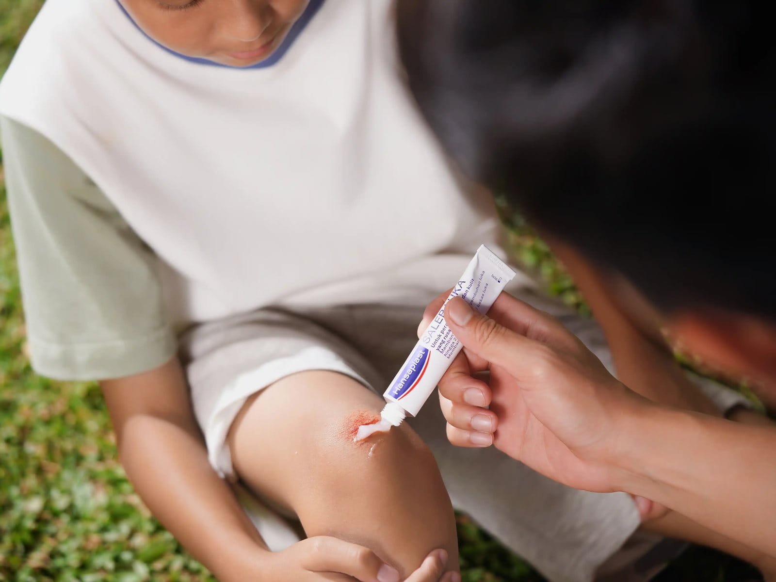 Cara menghilangkan bekas koreng di kaki bisa pakai Hansaplast Salep Luka