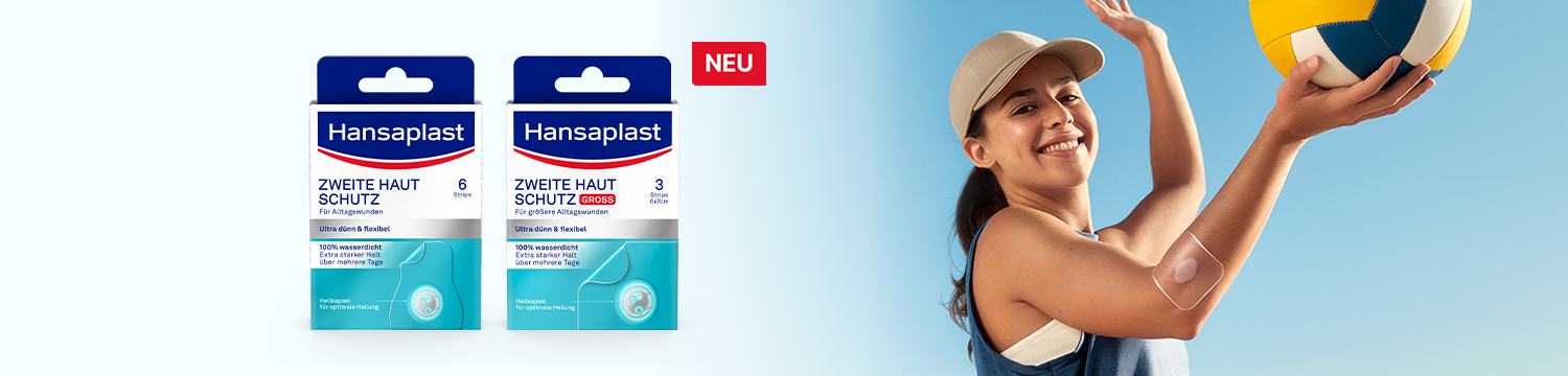 Junge Frau beim Volleyball spielen am Strand mit Hansaplast Zweite Haut Schutz am Arm. 2 Pflasterboxen vom Zweite Haut Schutz Pflaster in normaler und großer Größe.