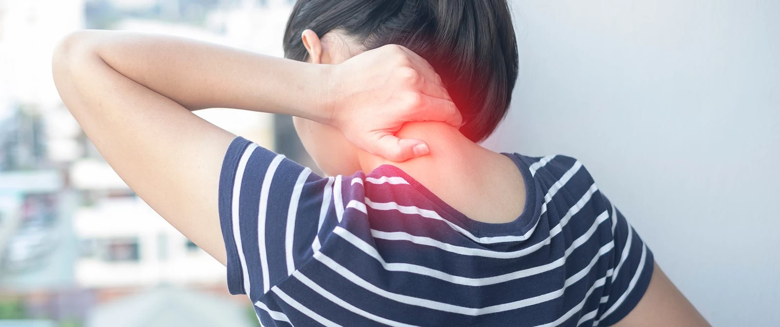 wanita yang sedang merasakan otot tegang